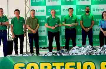 Campanha Sorte Premiada Sicredi Grandes Lagos PR/SP entrega Ford Ranger zero km ao ganhador do prêmio final